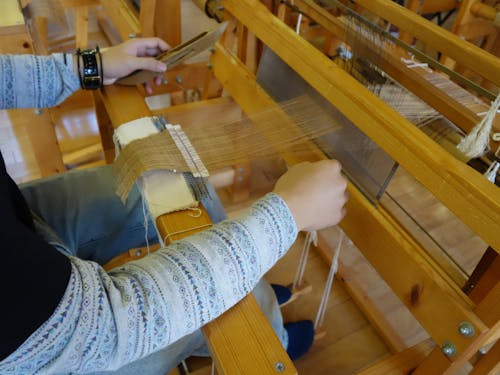 伝統文化「関川しな織」の体験では、コースター作りに挑戦します