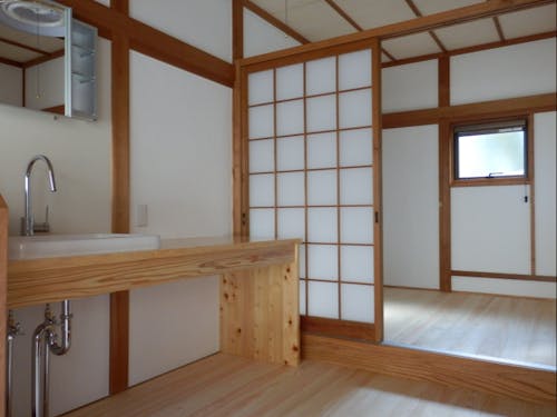 檜張りの洗面脱衣場