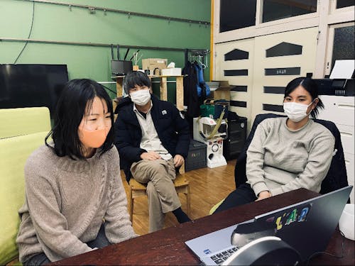 前回の相談会の様子。パソコンの向こうからお待ちしております!