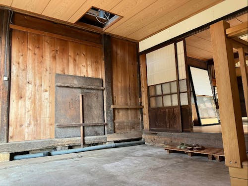 勝手口付近(広い土間に改修される空間)