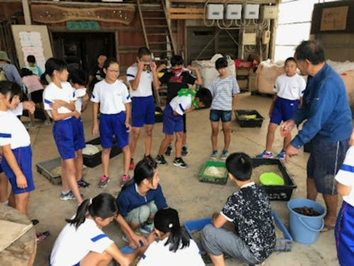 地元の小学校向けの体験授業。命の循環を体で実感しながら学ぶ。