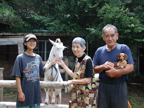 どろんこ村のオーナーと研修生(とヤギのはなちゃん)