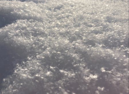 雪の結晶は太陽光でキラキラ輝く