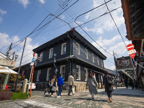 観光客でにぎわう黒壁スクエア