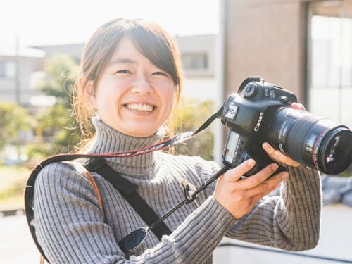 吉岡 風詩乃さんは、阿武町出身。マチの窓口の施設で、マチの内外の人達に関わるシゴトに就いています