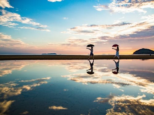 「瀬戸内の天空の鏡」と呼ばれ、干潮時に潮だまりが鏡のように反射し、南米ボリビアのウユニ塩湖のような絶景が撮れる人気の撮影スポット。