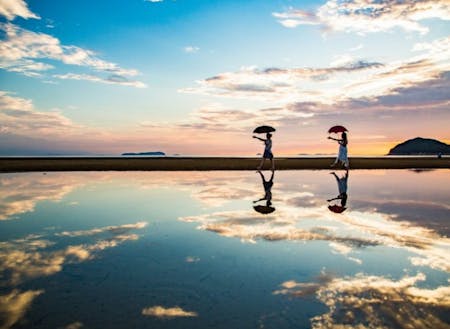 「瀬戸内の天空の鏡」と呼ばれ、干潮時に潮だまりが鏡のように反射し、南米ボリビアのウユニ塩湖のような絶景が撮れる人気の撮影スポット。