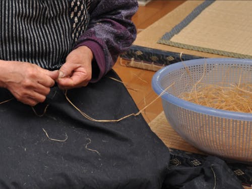 1本1本の糸を手で紡ぐ