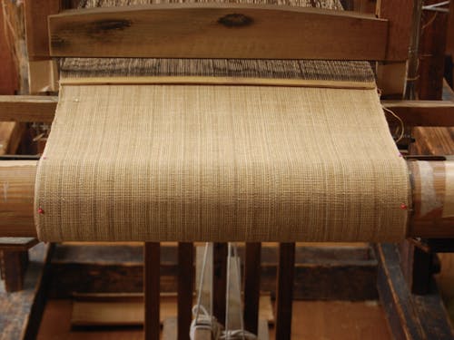 紬ぎ出された美しいしな布