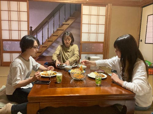 シェアハウスみんなでご飯