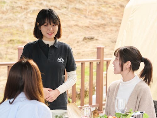 食事提供で地元の魅力を語るスタッフ