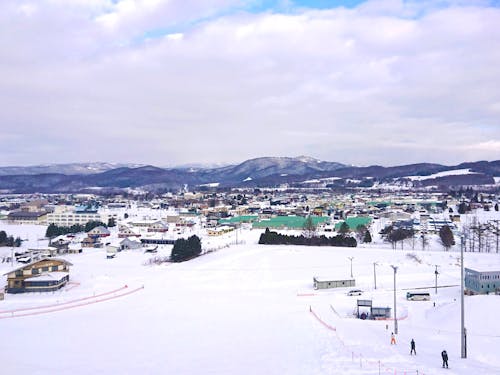 下川町も町全体が雪に覆われます!町民無料のスキー場からの写真