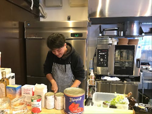 どんぐり農園の野菜を使ったサラダを調理中