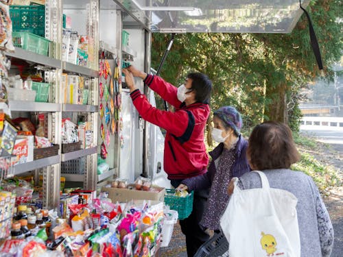 移動スーパーで働く組合職員