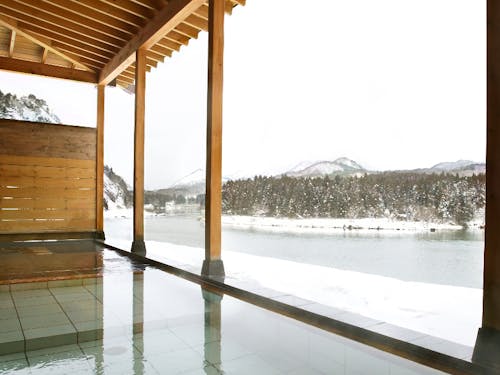 阿賀野川を眼下に雪景色の露天風呂。
