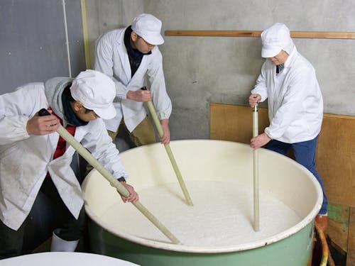 酒造りの様子。まさにお酒は生き物です。