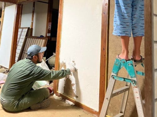 自宅をDIYする加藤隊員