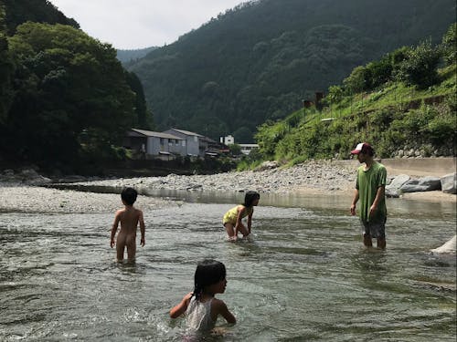 近所の川で遊ぶ大谷家