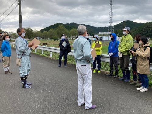 農×移住講座にて地域の農業委員さんに農地の説明をうけています。