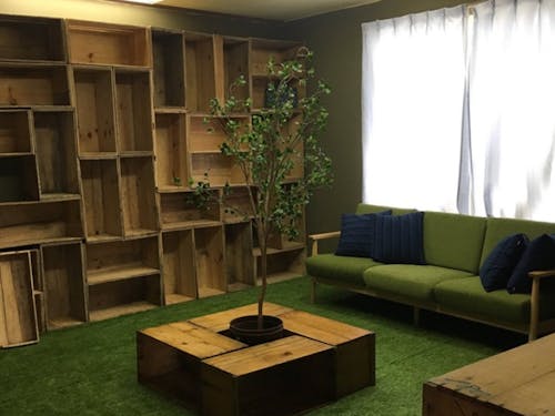 図書室をDIOしました。皆さんのおすすめの本で埋まる予定です!