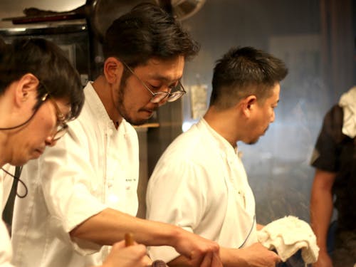 キッチンとフロアスタッフの調理風景