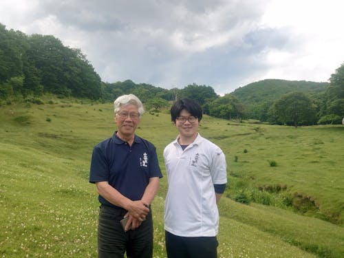 田野畑山地酪農牛乳の吉塚さん親子