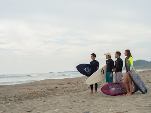 サーフィンを楽しめる「伊倉浜」は町の中心から車で約10分