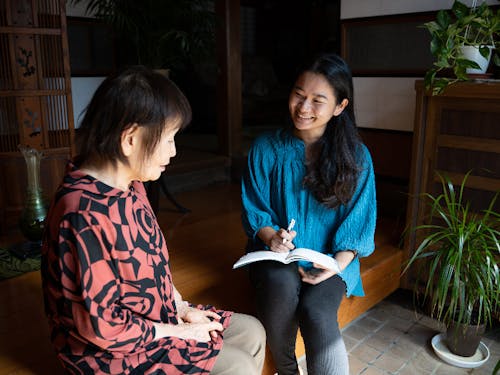 地元の方のお話を聞く大人の島留学生