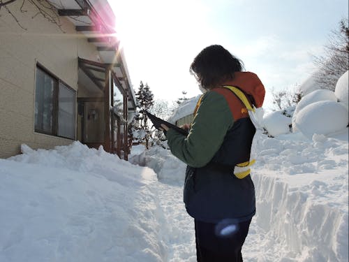 【調査】端末を持って実際に街を歩き、空き家を探します