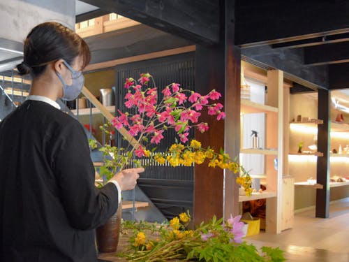 村に咲く草木は、華やかで大振りというより、小振りの花や葉っぱの集まり。これが里山の四季を彩っています。そんな新庄村の自然の片鱗を味わって頂けるよう、宿内に花々を生けています。