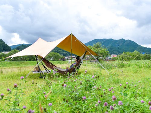 春夏に実施された、宿泊プランの1つ「里山ピクニック」。宿近くの河川敷でハンモックを立て、ピクニック。山や川から流れる風、日差しを感じ、あっという間に里山時間へチューニング。