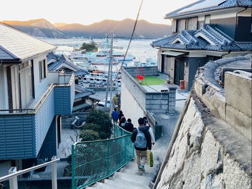坊勢島 路地裏散策の様子