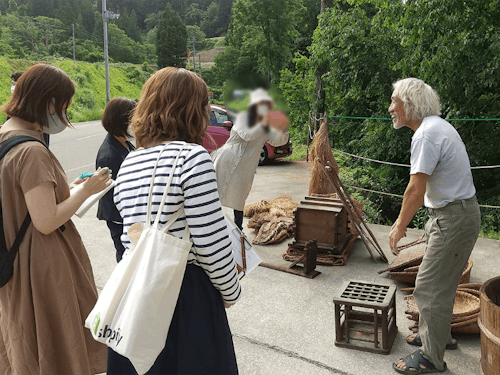 地域住民が案内している場面