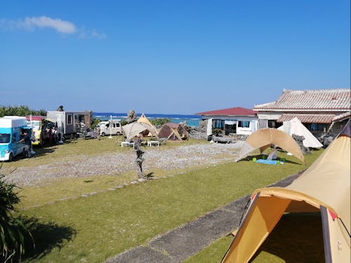 今回は写真とは別の場所ですが、どこからでも海が近い与論島ならではの開放感があります