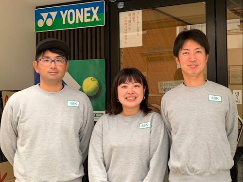 左から柴田圭さん、店員の中村さん、江尻さん。テニスを愛し、いっしょに街を盛り上げる3人の仲間。