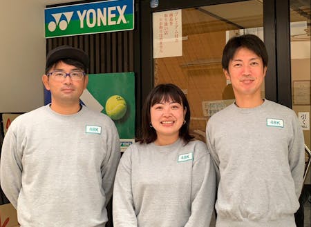 左から柴田圭さん、店員の中村さん、江尻さん。テニスを愛し、いっしょに街を盛り上げる３人の仲間。
