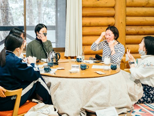 移住者と共同主催した「2022年振り返りお茶会」の様子