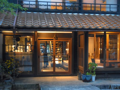 日が暮れて、灯る宿の明かり。