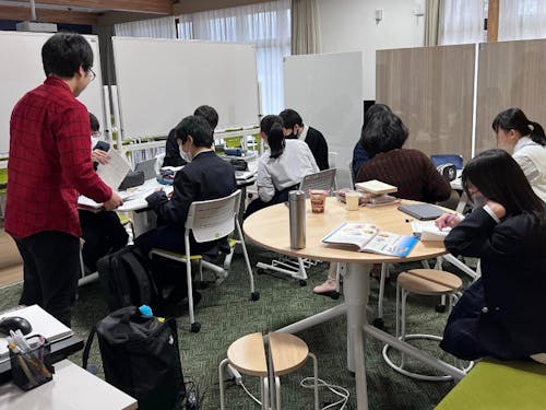 ある日の、公設塾。それぞれの学びの内容、学び方をサポートしています。
