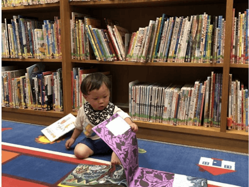 *図書館には図書館こども室(絵本読み聞かせコーナ)もあります*
