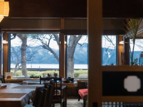 移住者が営む飲食店。窓から見える琵琶湖が人を癒やします。