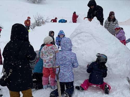スキー場で子ども達と雪像づくり