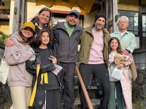 奥出雲に旅行に来た方々と、奥出雲地元の方を繋げるサミーラさん(写真中央・紺色の帽子)