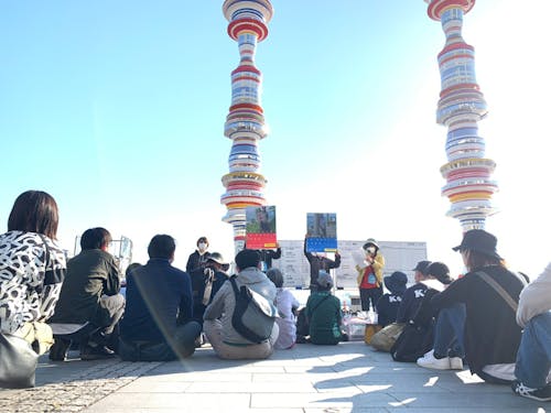 芸術祭会期中の朝礼風景。こえび隊に活動内容を伝えるのも日課です。