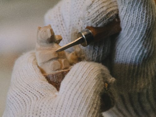 小さいサイズの木彫り熊づくり