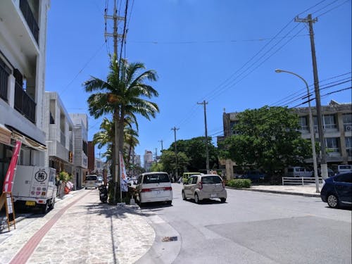 青い空と石垣市内の街並み