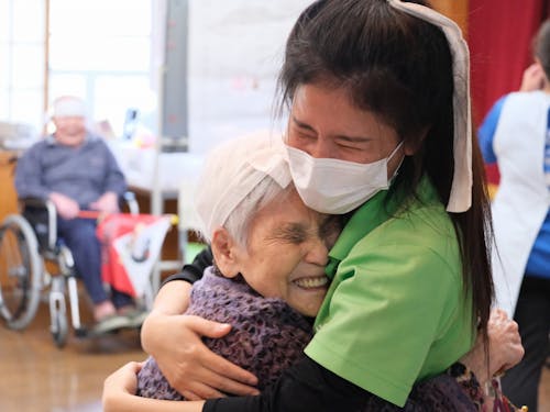 施設の運動会で特別賞を受賞したご利用者が嬉しくて職員に抱きつきました。