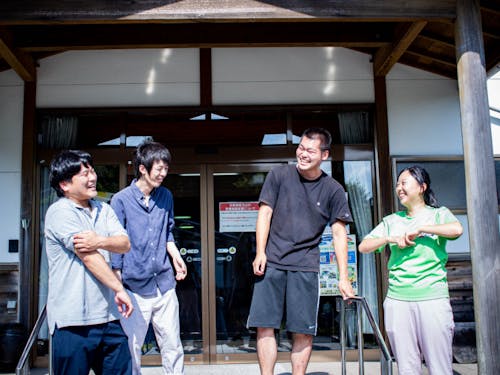 20代のスタッフや移住者が多いのも特徴の一つ。明るい雰囲気の職場です。