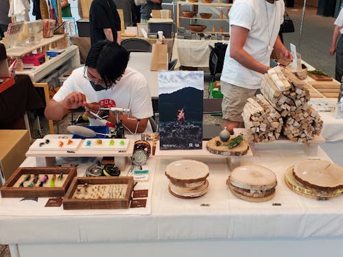 現役協力隊のフライフィッシングガイド野中豪による毛針の実演販売。