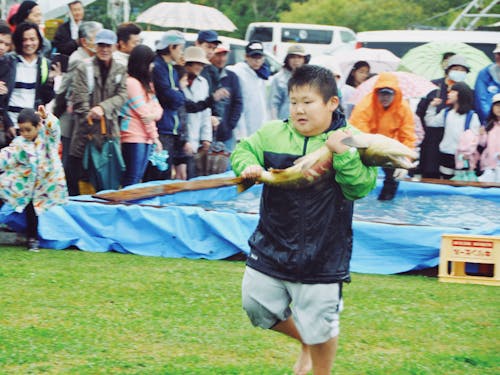 あきあじ祭り「鮭のつかみ取り」